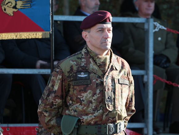 Da sinistra) Lt. Col. Richard C. Kim, comandante del secondo battaglione,  325Airborne Reggimento di Fanteria, ottantaduesima Airborne Division, parla  di Lt. Gen. Ray odierno, comandante del corpo multinazionale - Iraq e Briga.